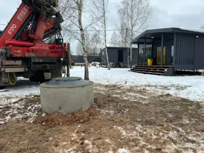 Готовый колодец после машинной копки у дома